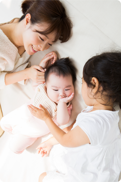 お母さんと赤ちゃんが寄り添う姿