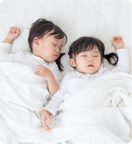 2人の赤ちゃんが眠る姿